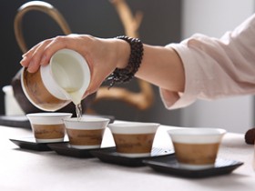 精美的茶诗对联《清泉尚流远_溪景品茶香》赏析