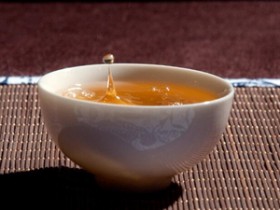 赞美普洱茶的现代茶诗《品茶》赏析_描写读书品茶的诗句