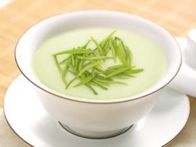 碧螺春的茶诗妙句《朱砂壶中沏碧螺 满室花香似逢春》注释赏析_品茶的诗句